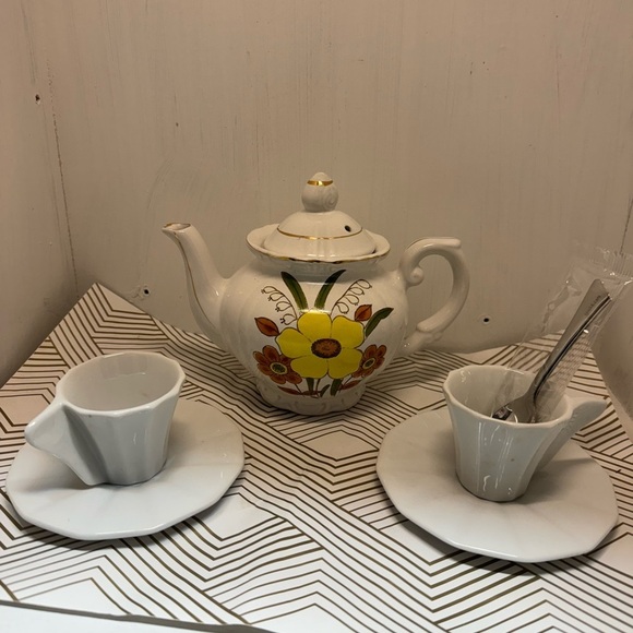 Vintage 1970’s daisy teapot, pair of Portugal tea cups saucers unopened spoons - Picture 2 of 8
